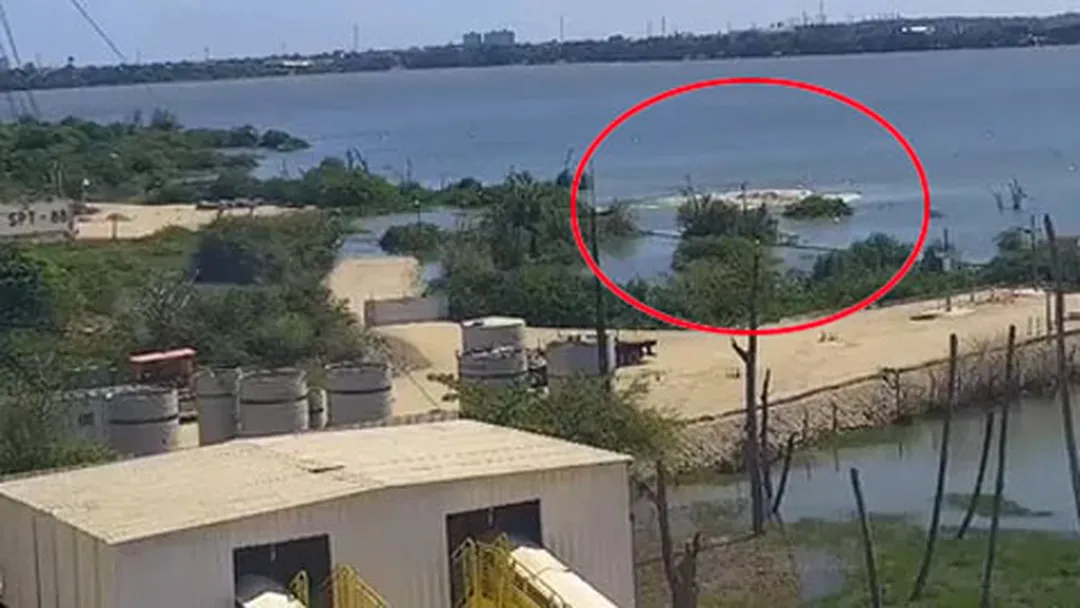 Parte de mina da Braskem rompe e começa a engolir Lagoa Mundaú, em Maceió