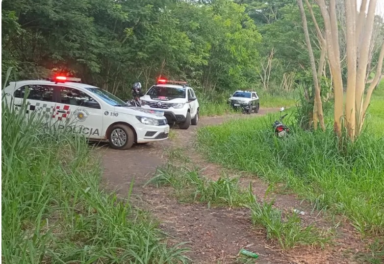 Mulher vestida de noiva é encontrada morta às margens de rodovia