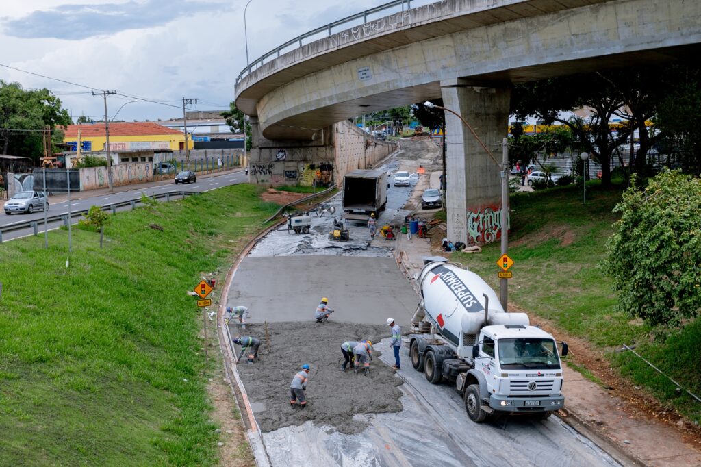 Avenida 1º de Agosto começa a receber aplicação de pavimento de concreto; local permanece interditado 24 horas por dia