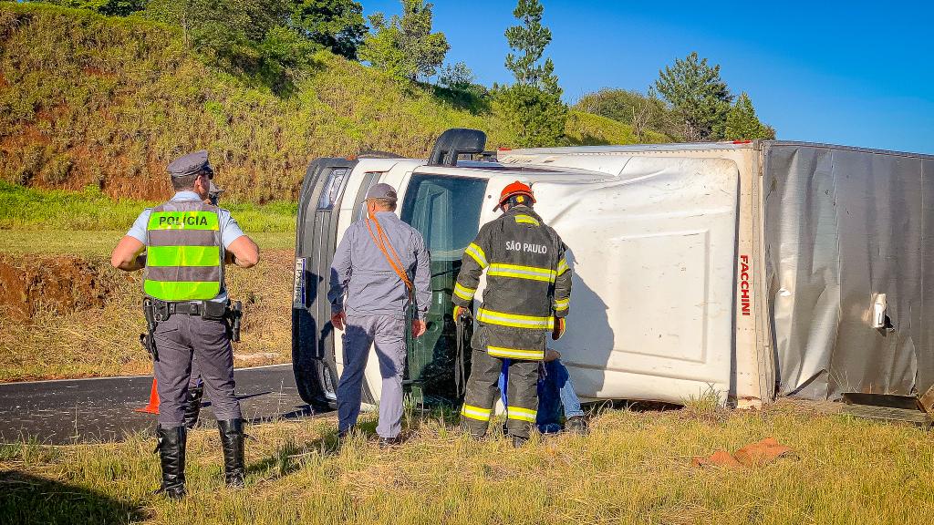 Motorista perde controle e tomba caminhão na manhã de hoje (22) em Piracicaba (SP)