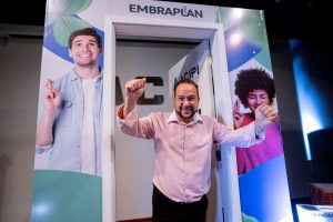 Emoção marca revelação do ganhador do apartamento na promoção Acipi+Presente