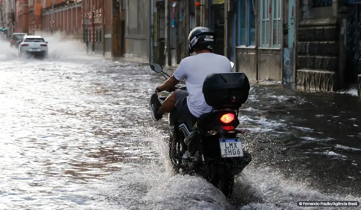 Chuva leva prefeito do Rio a decretar situação de emergência