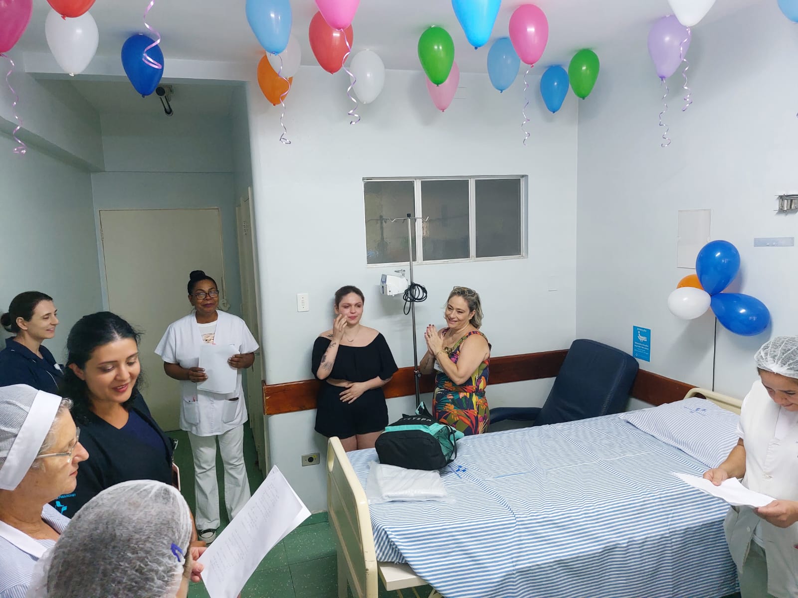 Paciente de 24 anos comemora a última quimioterapia na Santa Casa de Piracicaba: ‘eu venci’