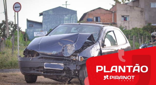 Acidente com carro derruba dois postes e faz energia oscilar no maior distrito de Piracicaba, o de Santa Terezinha, na zona norte