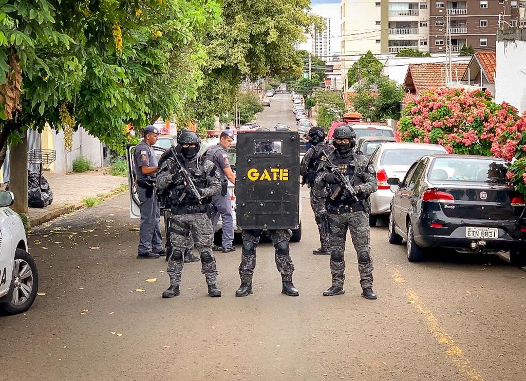 Homem em surto psicótico, que tentou fazer mãe de refém em Piracicaba, é preso pela polícia