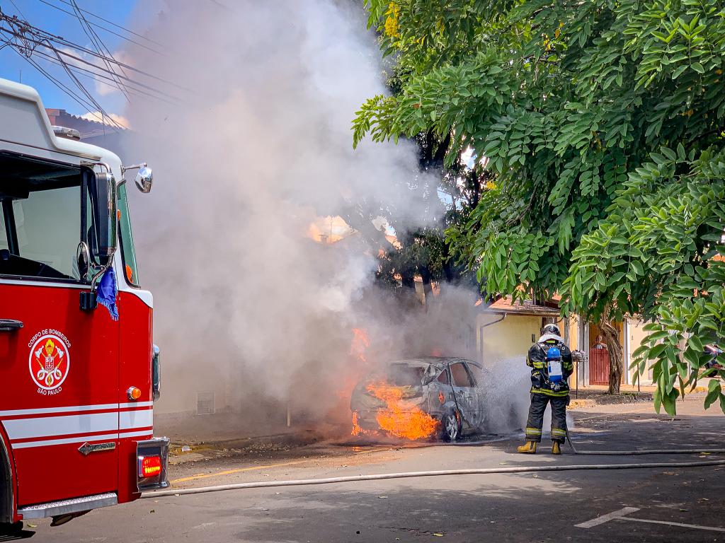 Carro pega fogo enquanto mãe levava filho para a escola em Piracicaba; veículo fica totalmente destruído