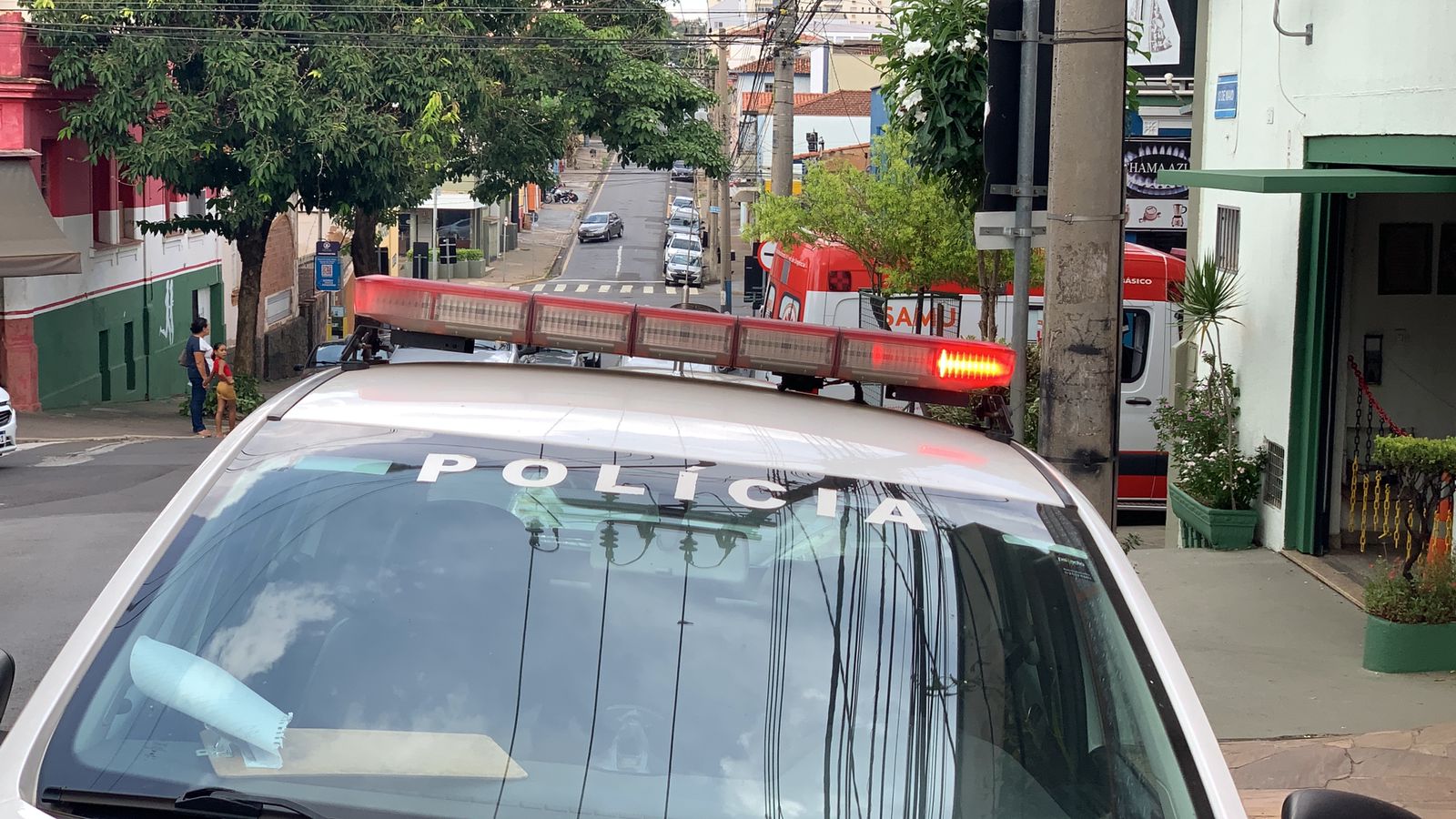 Mulher deixa filha pequena sozinha em casa para participar de roubos em residências com dois indivíduos em Piracicaba