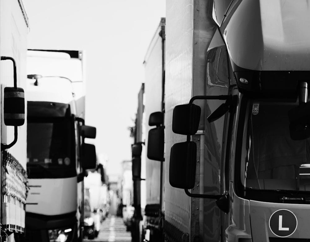 Caminhoneiro morre após bater em mureta de concreto em rodovia