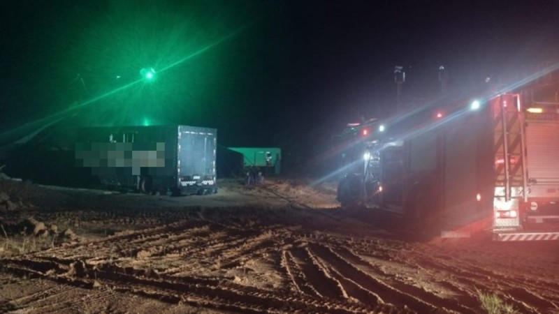 Bebê de um ano morre e dois irmãos sobrevivem após trailer pegar fogo