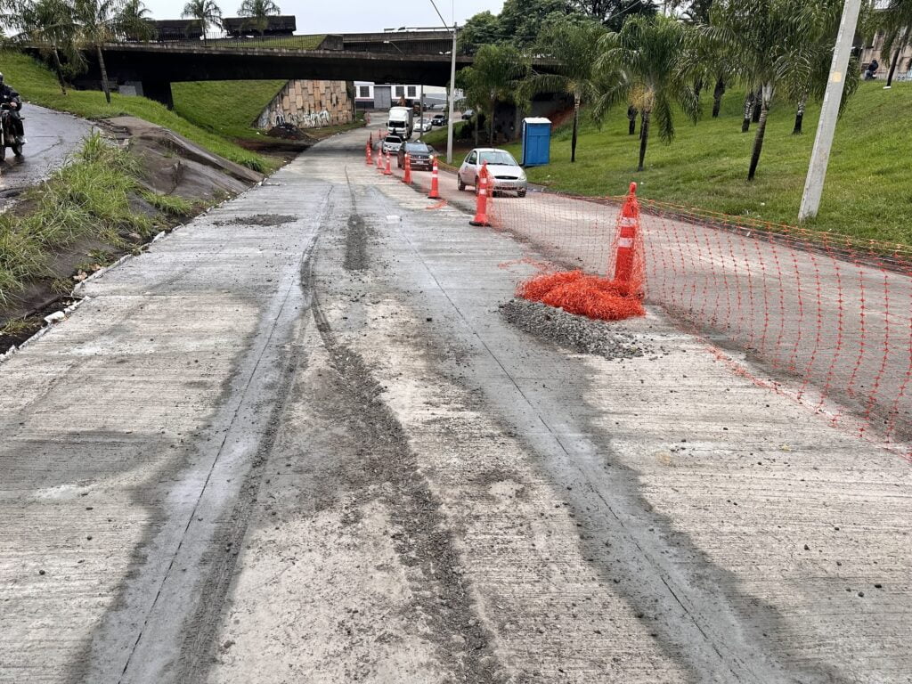 Concreto da Avenida 1º de Agosto é danificado após motociclistas removerem sinalização e invadirem área proibida