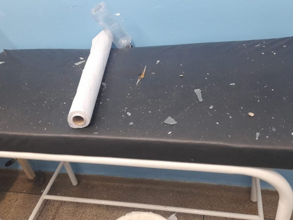 Em Piracicaba, paciente revoltado com atendimento quebra vidro da ala infantil de UPA com pedra e foge