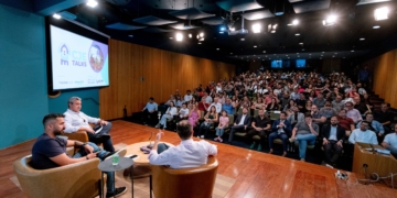 Auditório lotado para ouvir histórias e soluções compartilhadas por empresários de sucesso.