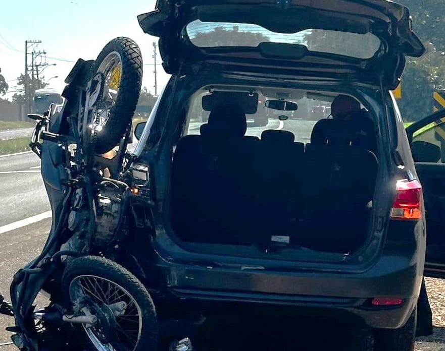 Motociclista fica ferido após colidir em carro parado no acostamento em rodovia de Piracicaba