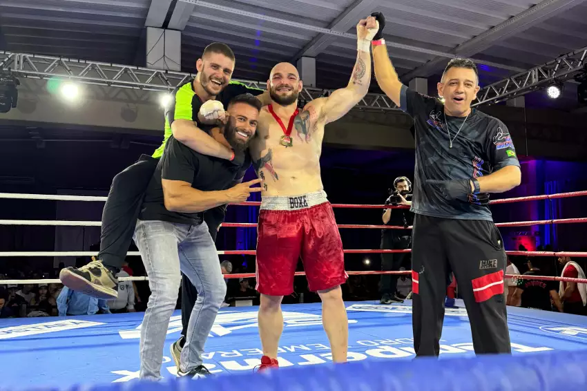 Em sua estreia no boxe profissional, piracicabano vence luta por nocaute técnico