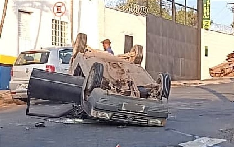 Carro capota após acidente envolvendo outro veículo em Piracicaba Carro capota após acidente envolvendo outro veículo em Piracicaba