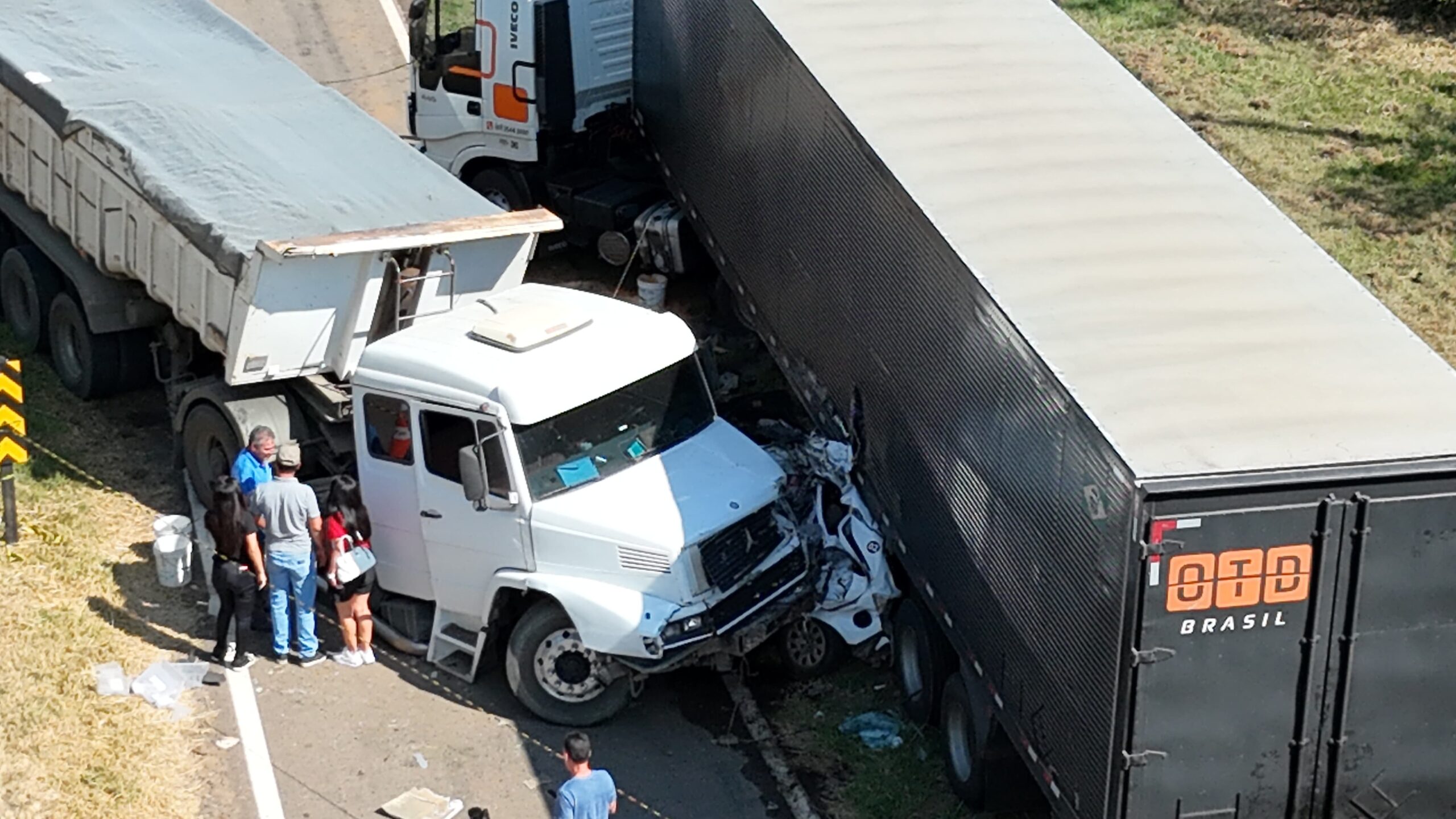 Homem e mulher morrem após carro ser prensado entre dois caminhões em grave acidente