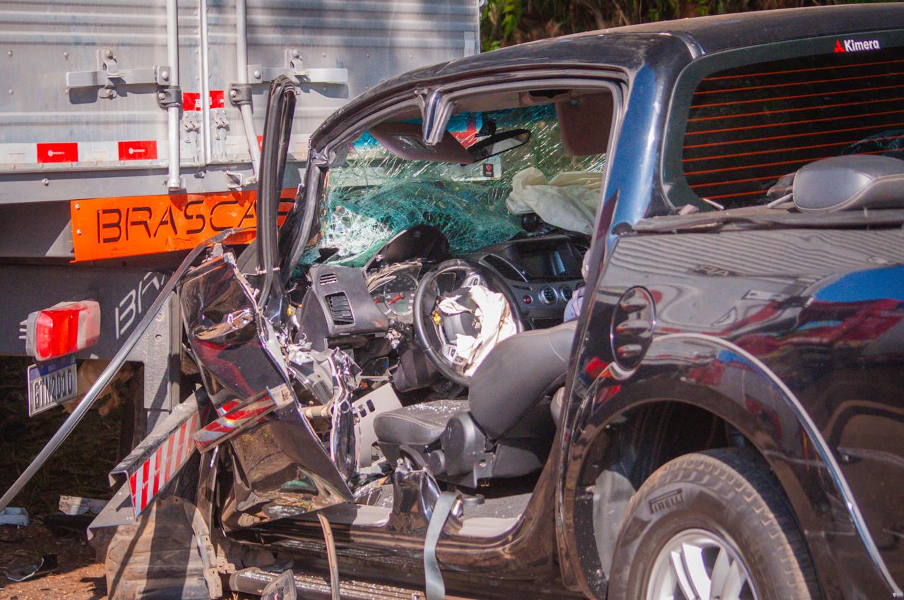 Motorista preso nas ferragens após grave acidente entre carro e caminhão é socorrido a hospital de Piracicaba