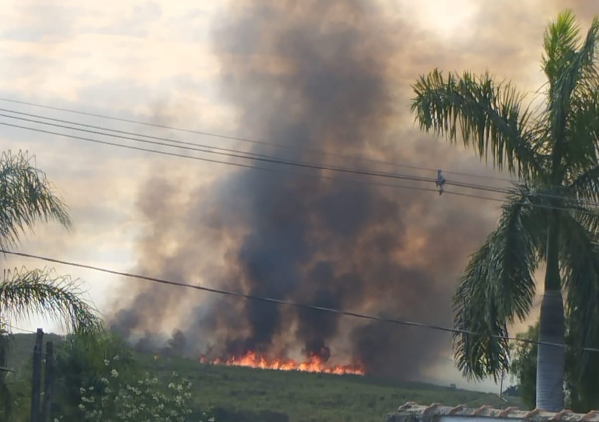 Queimada em área rural próximo à rodovia chama atenção de moradores em Piracicaba