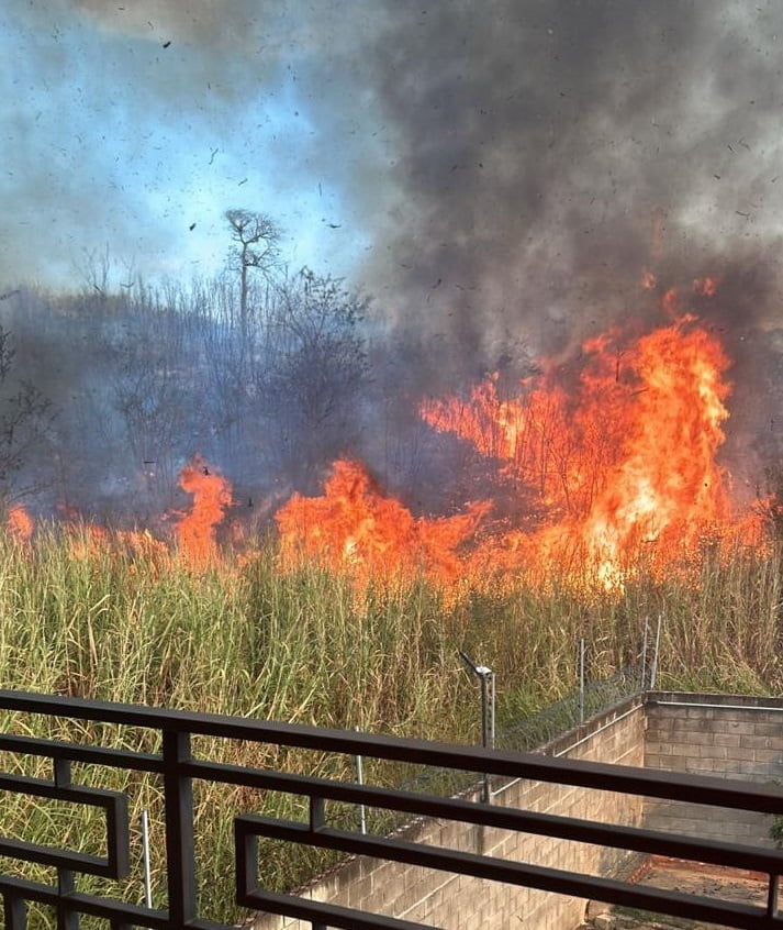 Incêndio de grandes proporções em terreno próximo a condomínio residencial preocupa moradores em Piracicaba