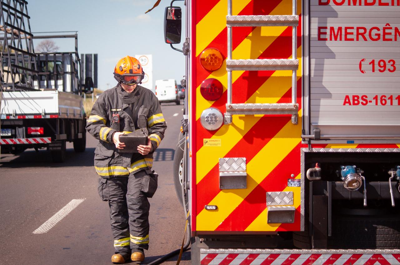 Incêndio consome parte de residência e destrói teto do imóvel em Piracicaba