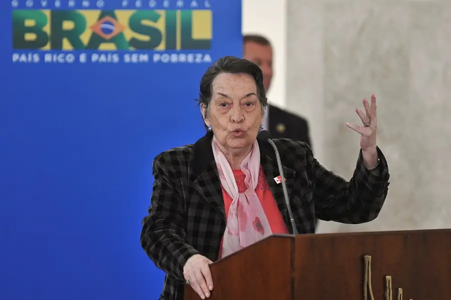 Professora de economia que viralizou com entrevistas antigas contra o capitalismo nas redes sociais morre aos 94 anos