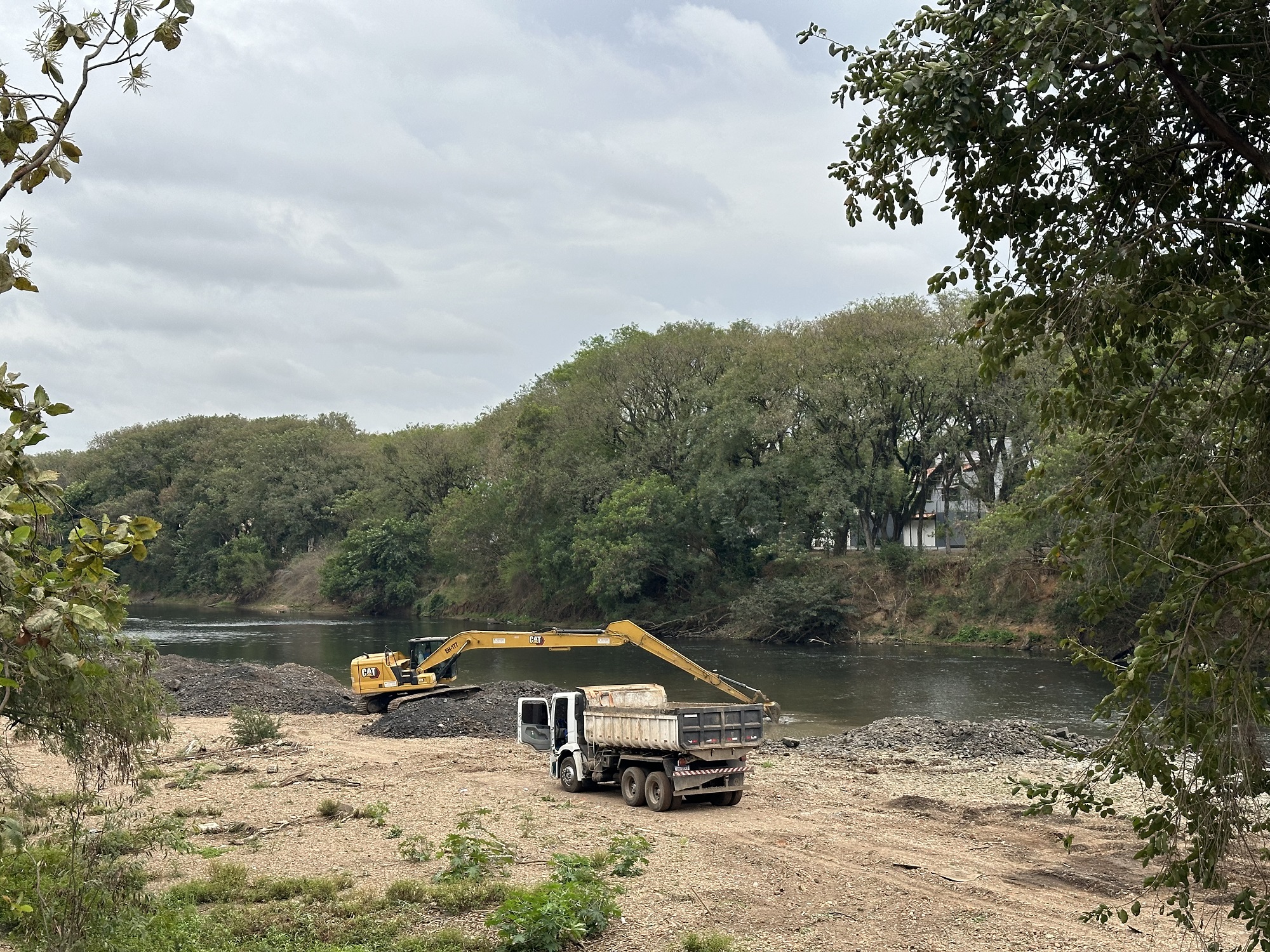 Prefeitura inicia desassoreamento do Rio Piracicaba; primeiro ponto é próximo ao Ribeirão do Enxofre