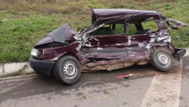 Idoso morre na hora e Uno fica destruído em acidente com ônibus