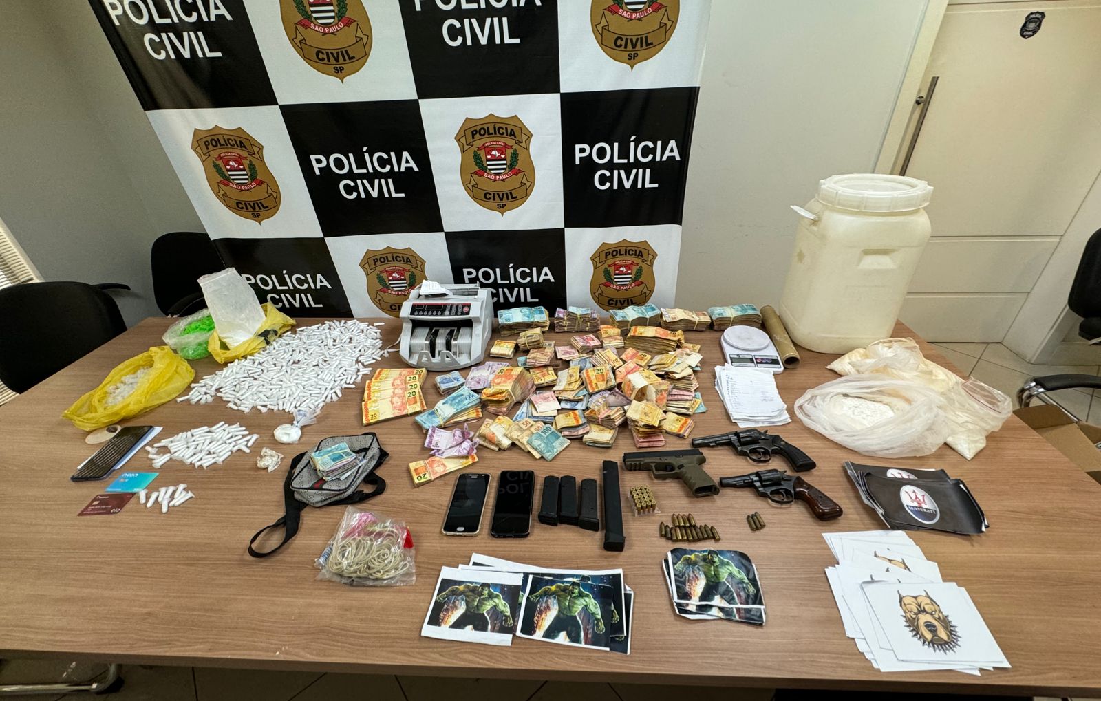 Grande chefe do tráfico de Piracicaba e região é preso pela Polícia Civil; armas, dinheiro e drogas são apreendidos