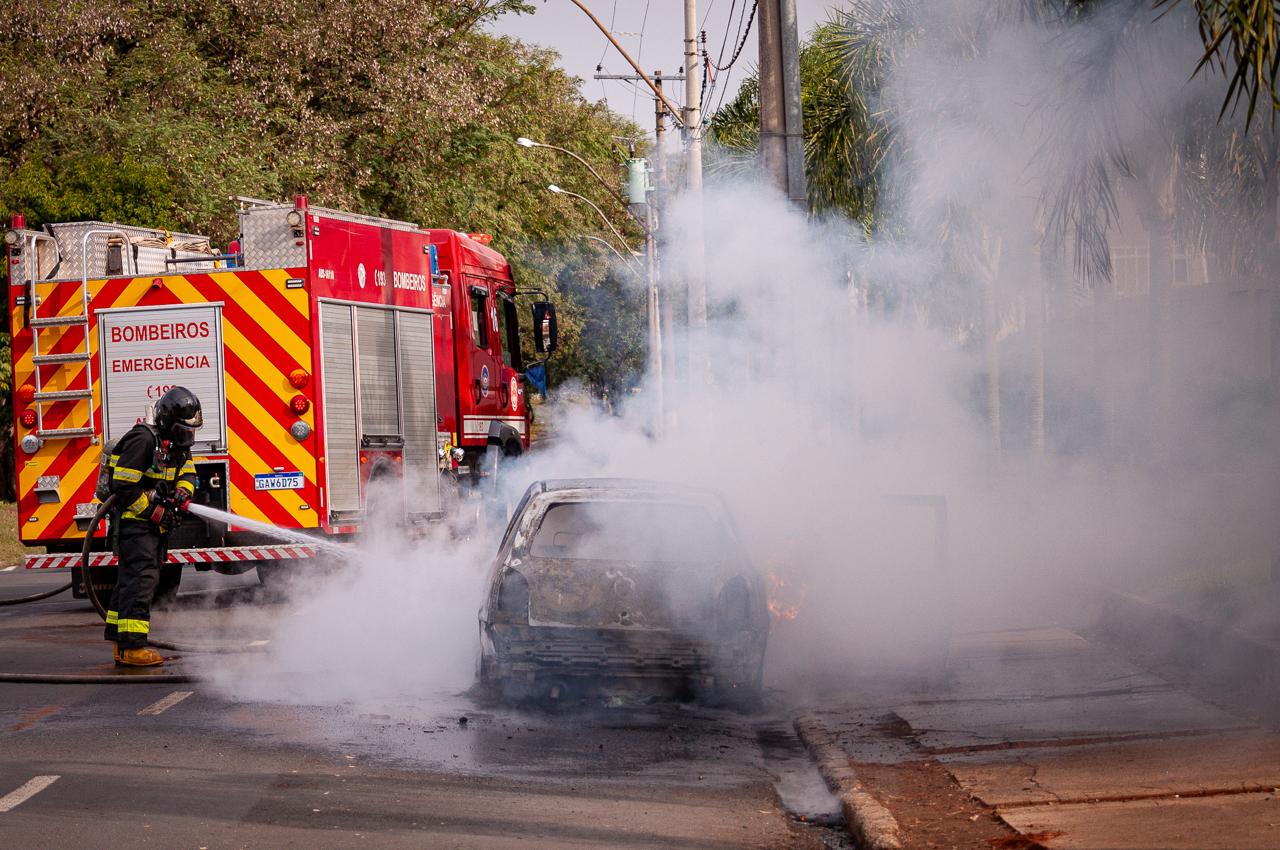 Carro fica totalmente destruído após pegar fogo em avenida de Piracicaba