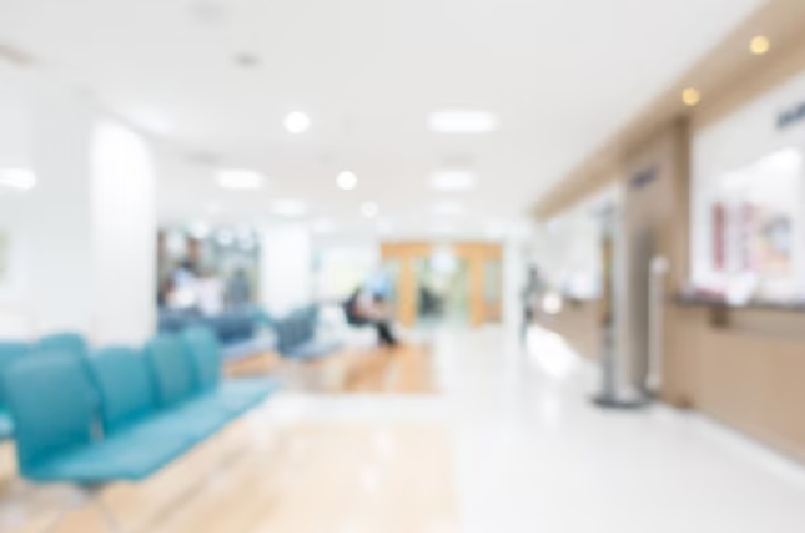 Jovem furiosa empurra médico e quebra cadeira plástica em pronto-socorro