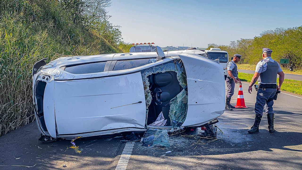 Carro com duas mulheres e criança bate em barranco e capota em rodovia de Piracicaba