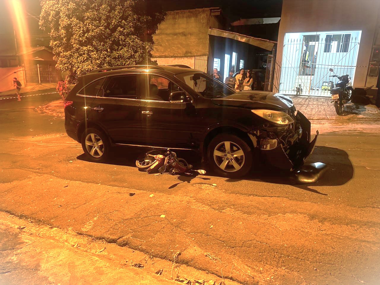 Mulher morre e marido é socorrido em estado grave após acidente entre moto e carro em Piracicaba