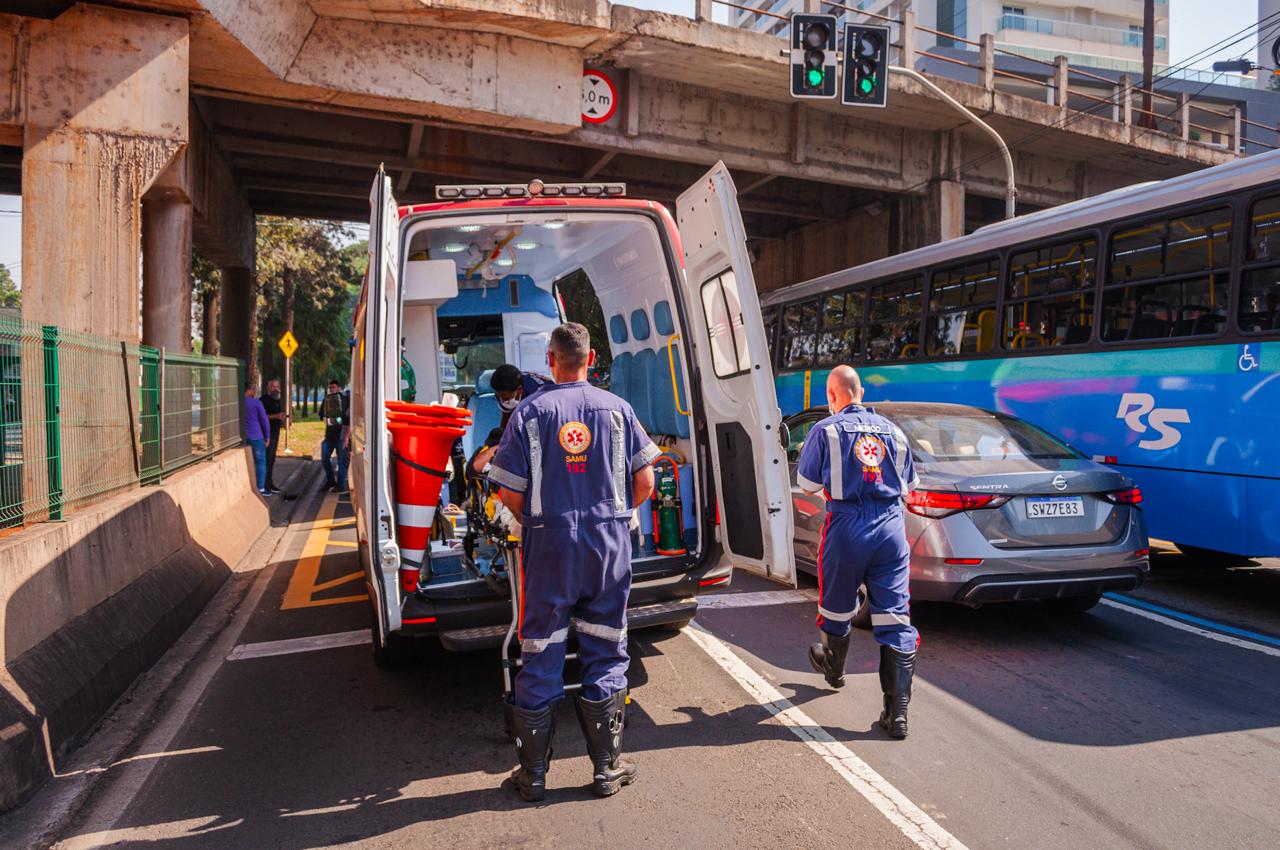 Acidente entre carro e moto deixa motociclista gravemente ferido em Piracicaba