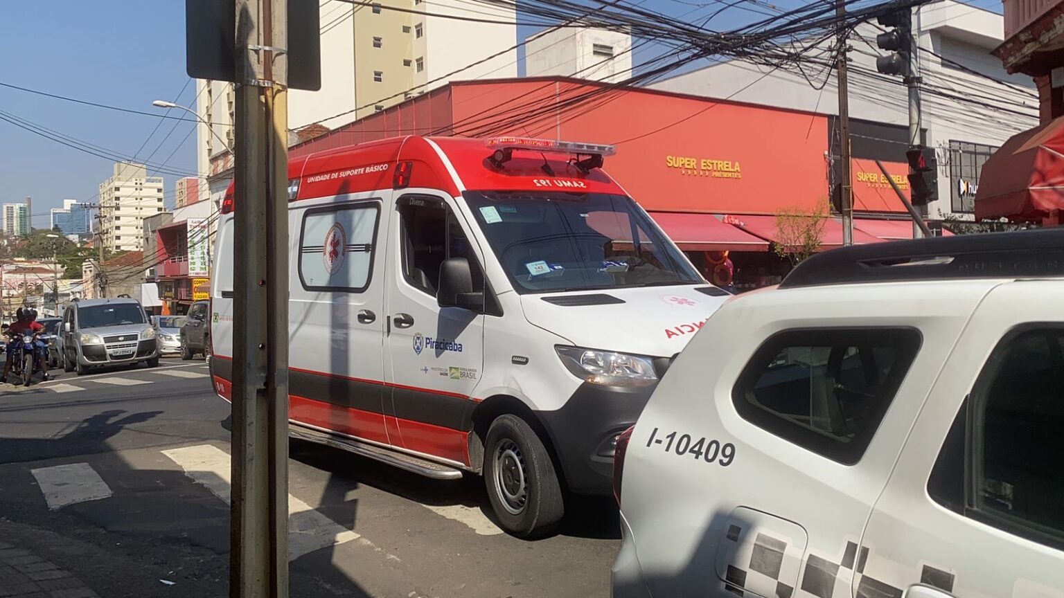 Mulher é atropelada após atravessar rua com semáforo fechado para pedestres no Centro de Piracicaba