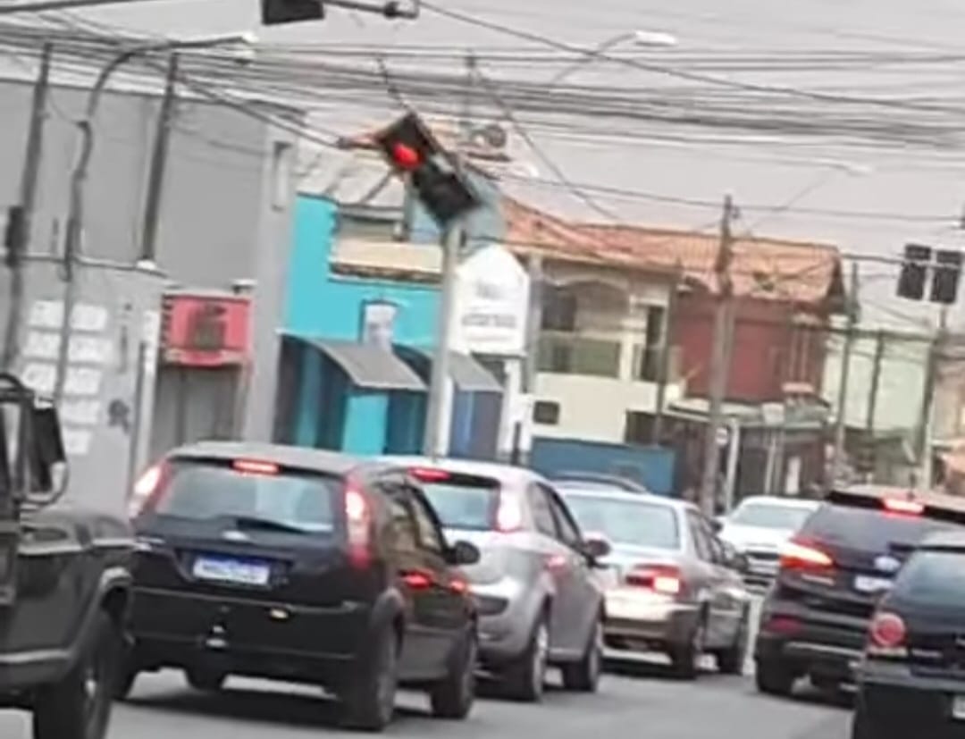 Semáforo fica pendurado durante fortes ventos no fim de semana em Piracicaba