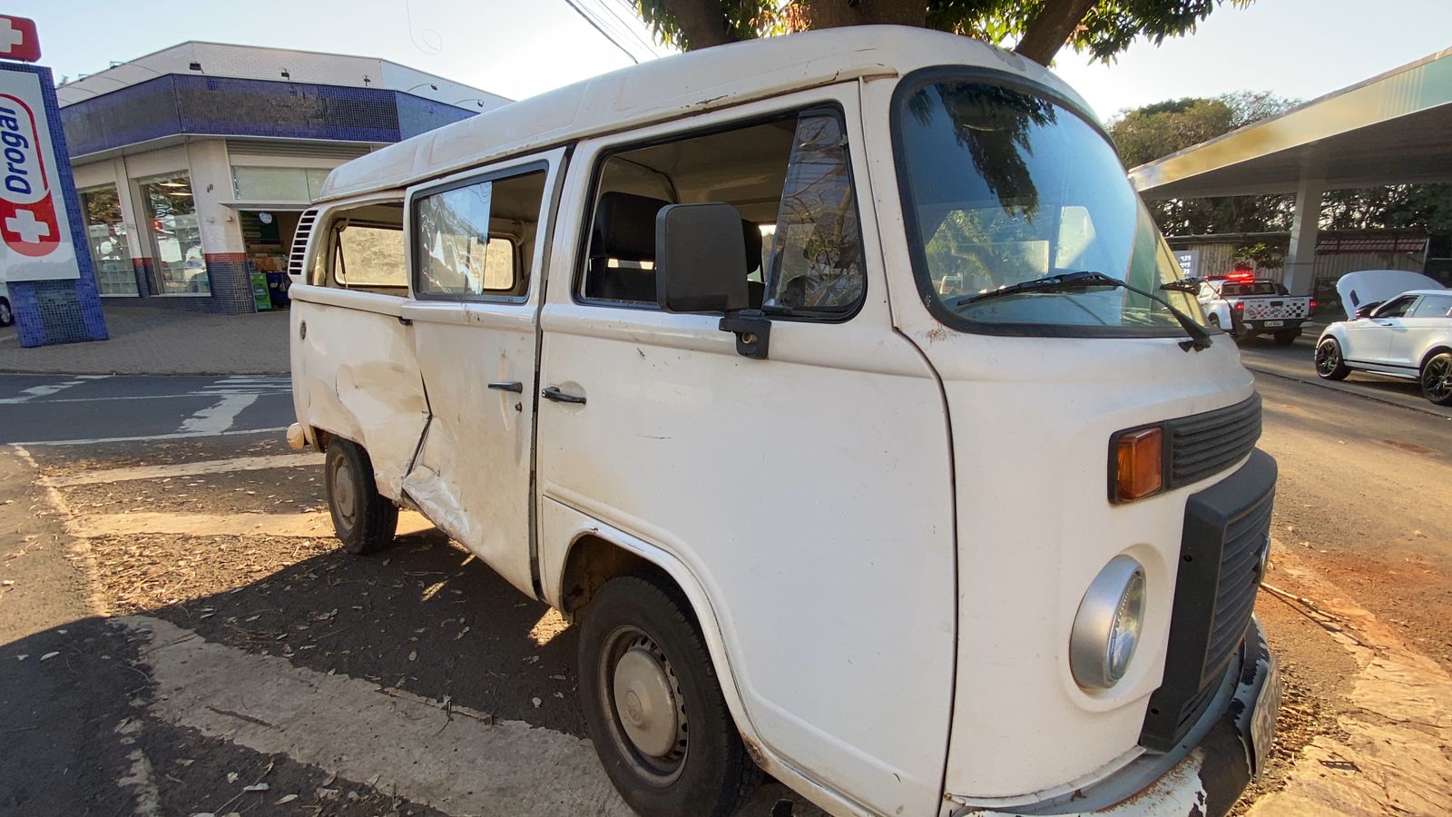 Kombi tomba após ser atingida por Land Rover em Piracicaba