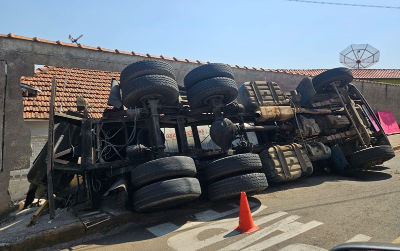 Caminhão tomba e destrói grande parte de muro de residência em Piracicaba