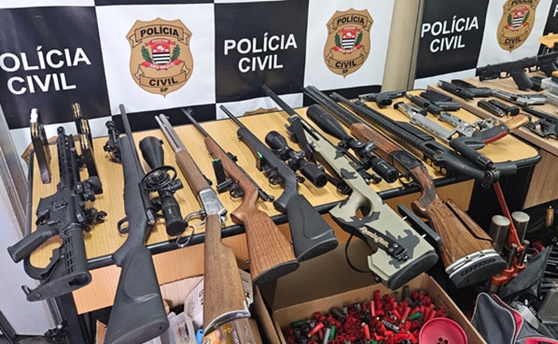 Em Piracicaba, polícia encontra arsenal de armas em empresa de homem após tentativa de feminicídio e homicídio