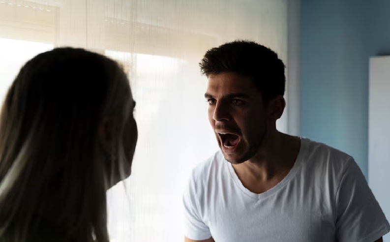 Durante briga de casal por ciúmes, homem agride companheira com mordidas em Piracicaba