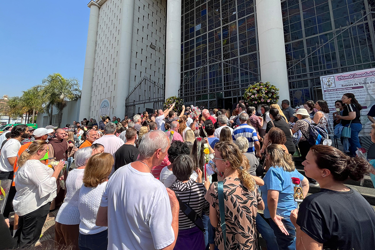 Em Piracicaba, urna com ossos de Santa Terezinha desfila em procissão; católicos farão 30 missas, vigílias e procissões até segunda (19)