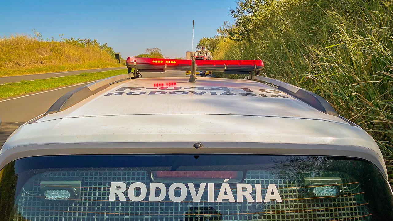 Homem morre em Piracicaba após carro colidir na traseira de caminhão carregado com madeira