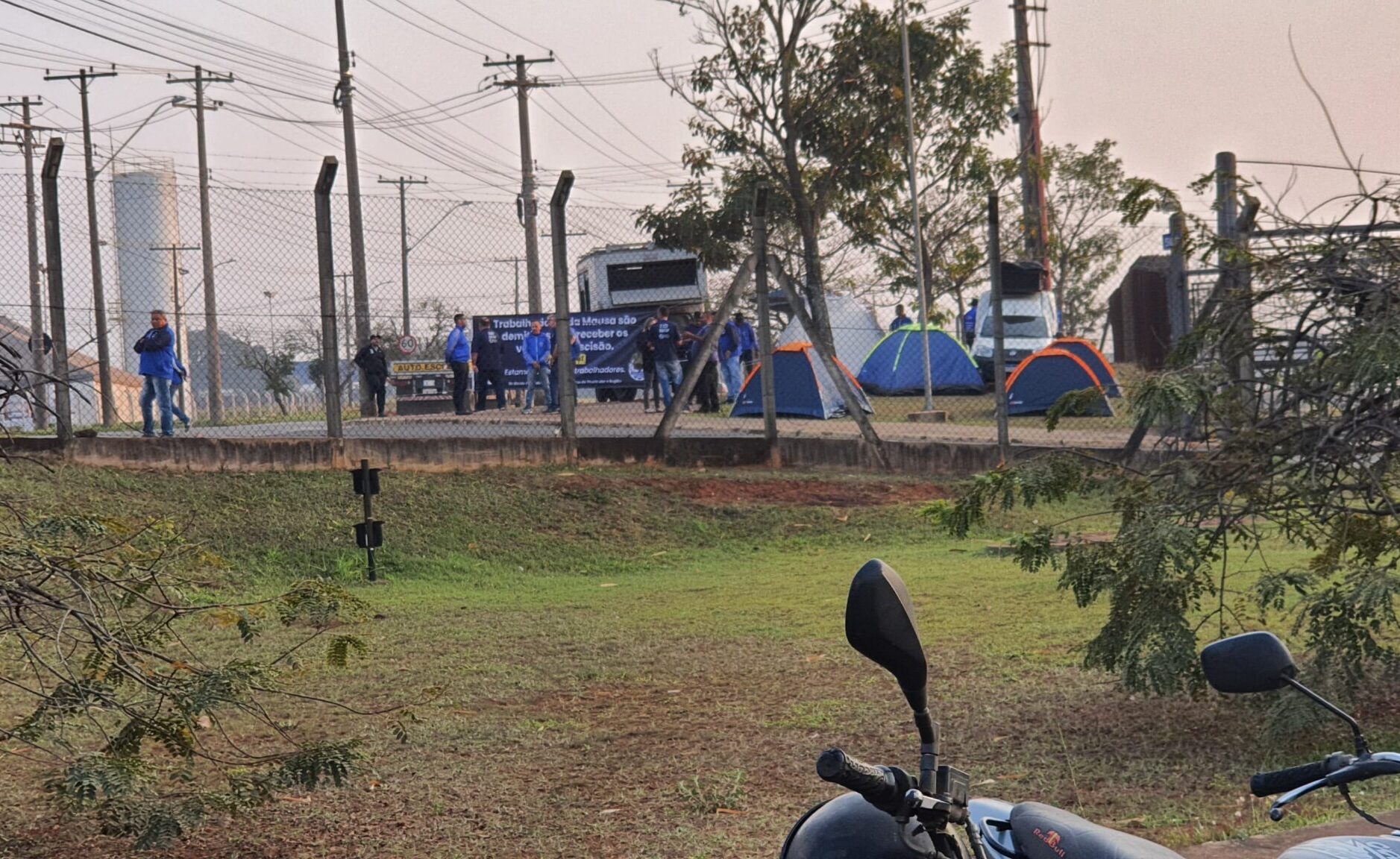 Ex-funcionários acampam em frente à Mausa e afirmam estar passando por necessidades