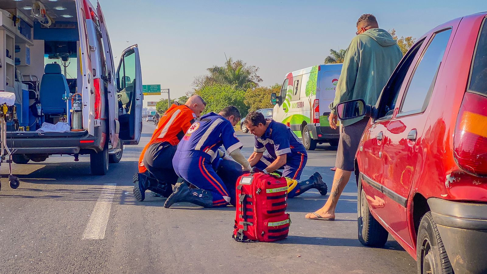 Mulher é socorrida em estado grave após acidente na Rodovia Geraldo de Barros, em Piracicaba