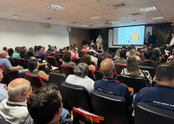 Auditório Maria Manin Frias repleto de corretores para o meeting.
