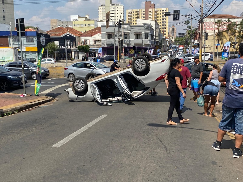 Carro capota após colidir em outro veículo no Centro de Piracicaba
