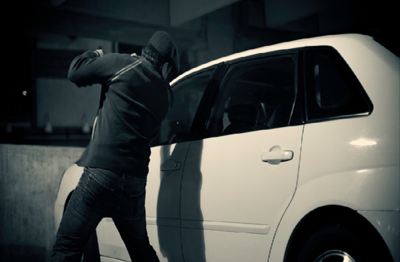 Motociclista agride mulher e causa danos ao carro dela após colisão em Piracicaba