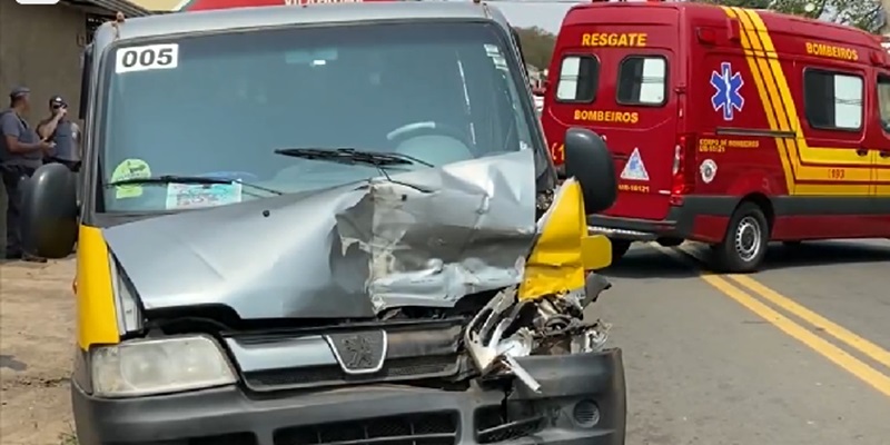 Acidente entre van escolar e caminhonete deixa crianças feridas em Piracicaba