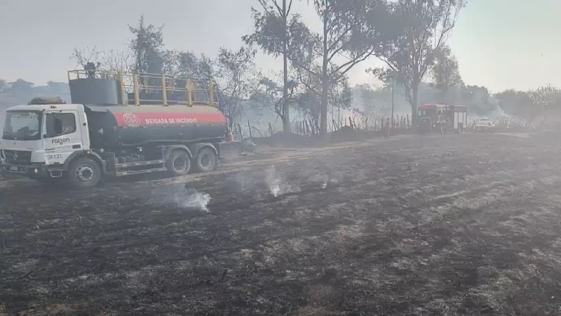 Incêndio em área verde próximo a residências chama atenção de moradores de bairro histórico de Piracicaba