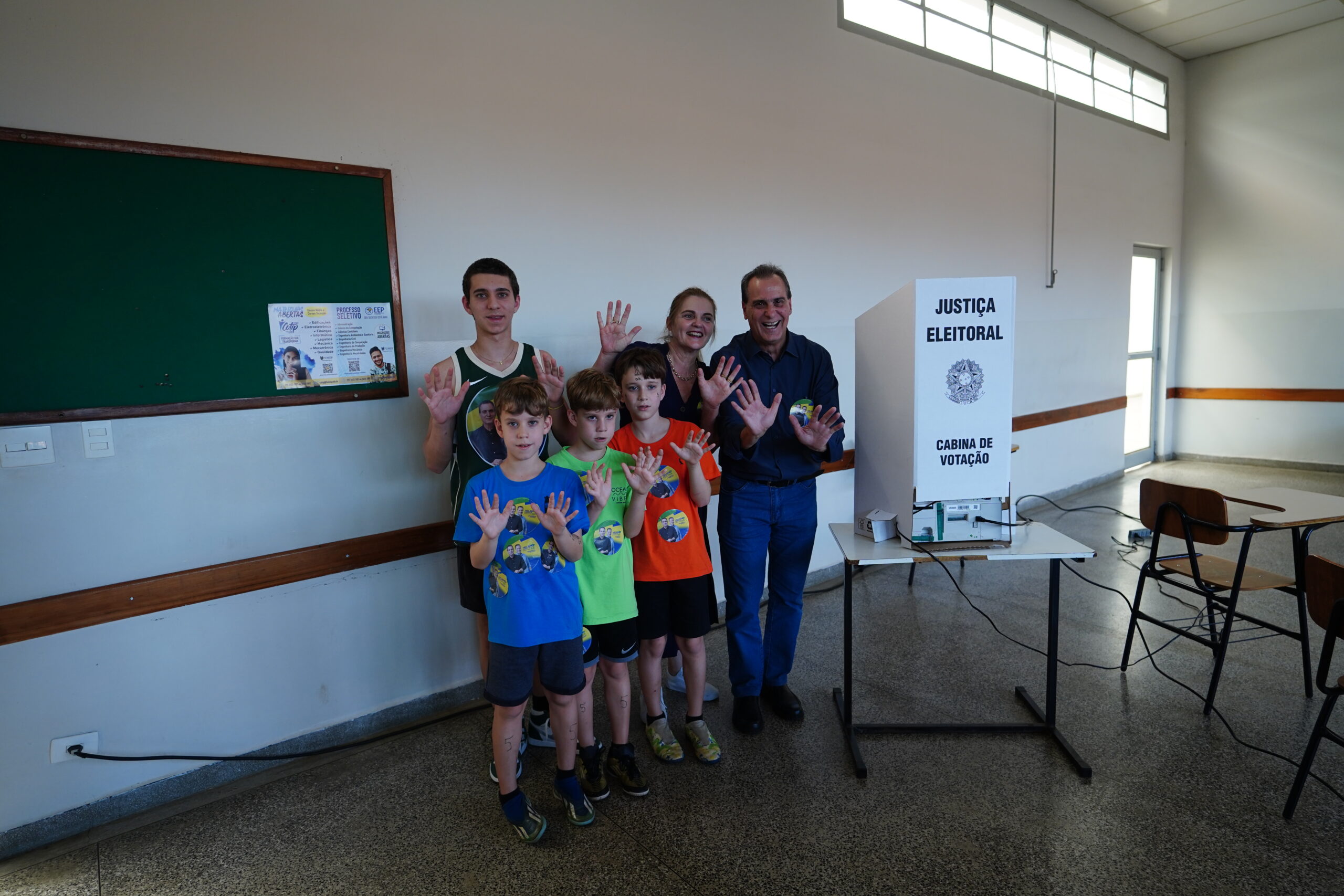 Helinho Zanatta vota na presença de familiares e do candidato a vice-prefeito em Piracicaba