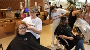 Cabelovers na Acipi arrecada 75 mechas para devolver autoestima a pacientes com câncer